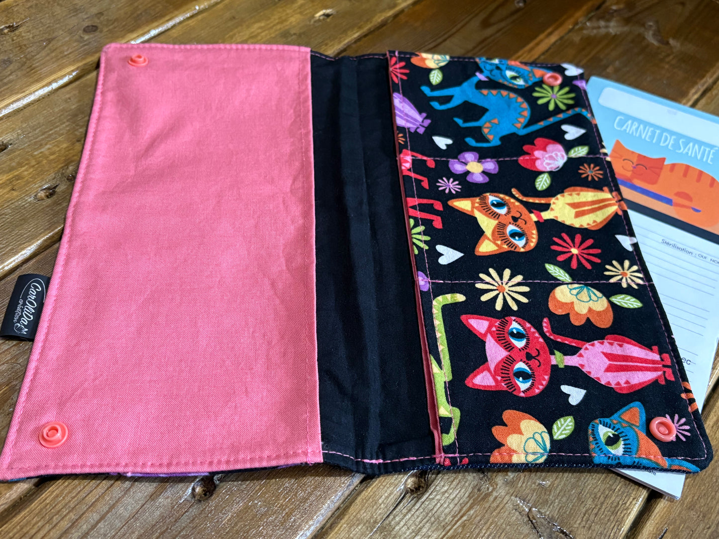 Protège carnet chat fond noir/rose