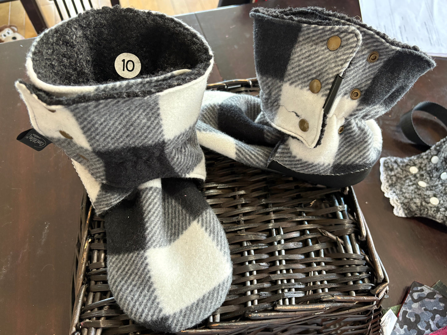 Pantoufles carreautés noir et blanc