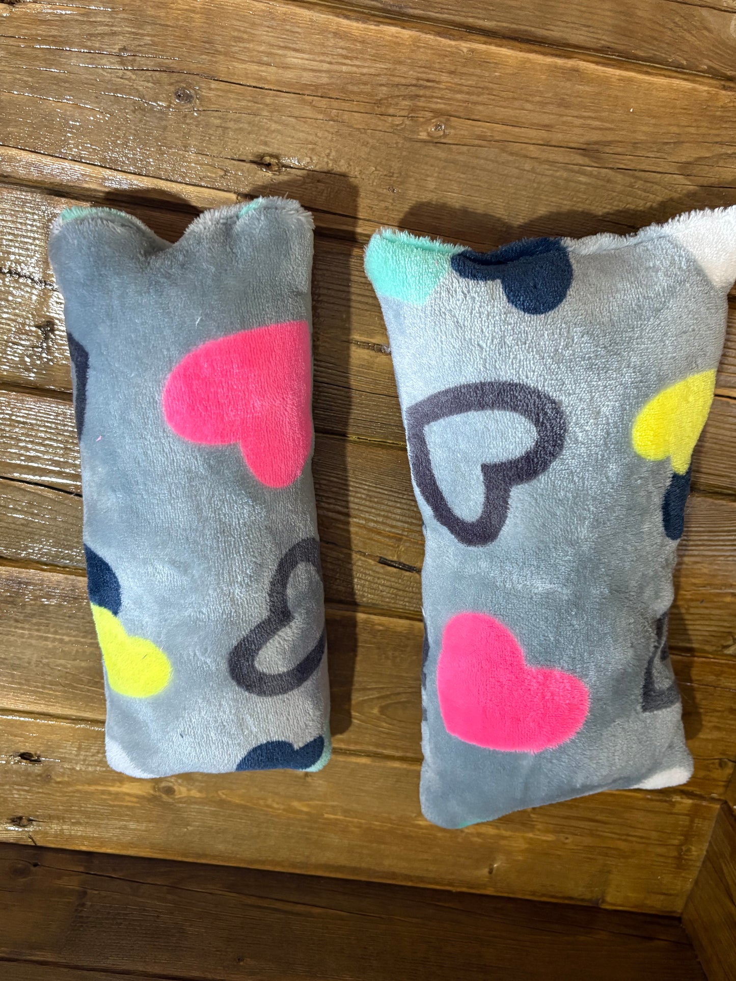 Jouet coussin avec herbe à chat motif cœur gris