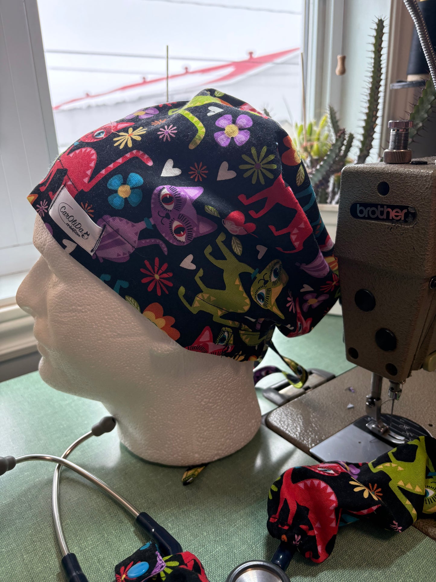 Chapeau chirurgie - Chat sur fond noir