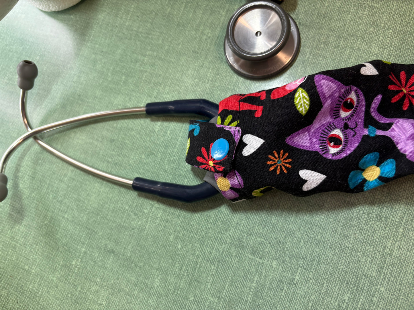 Housse stéthoscope-chat sur fond noir