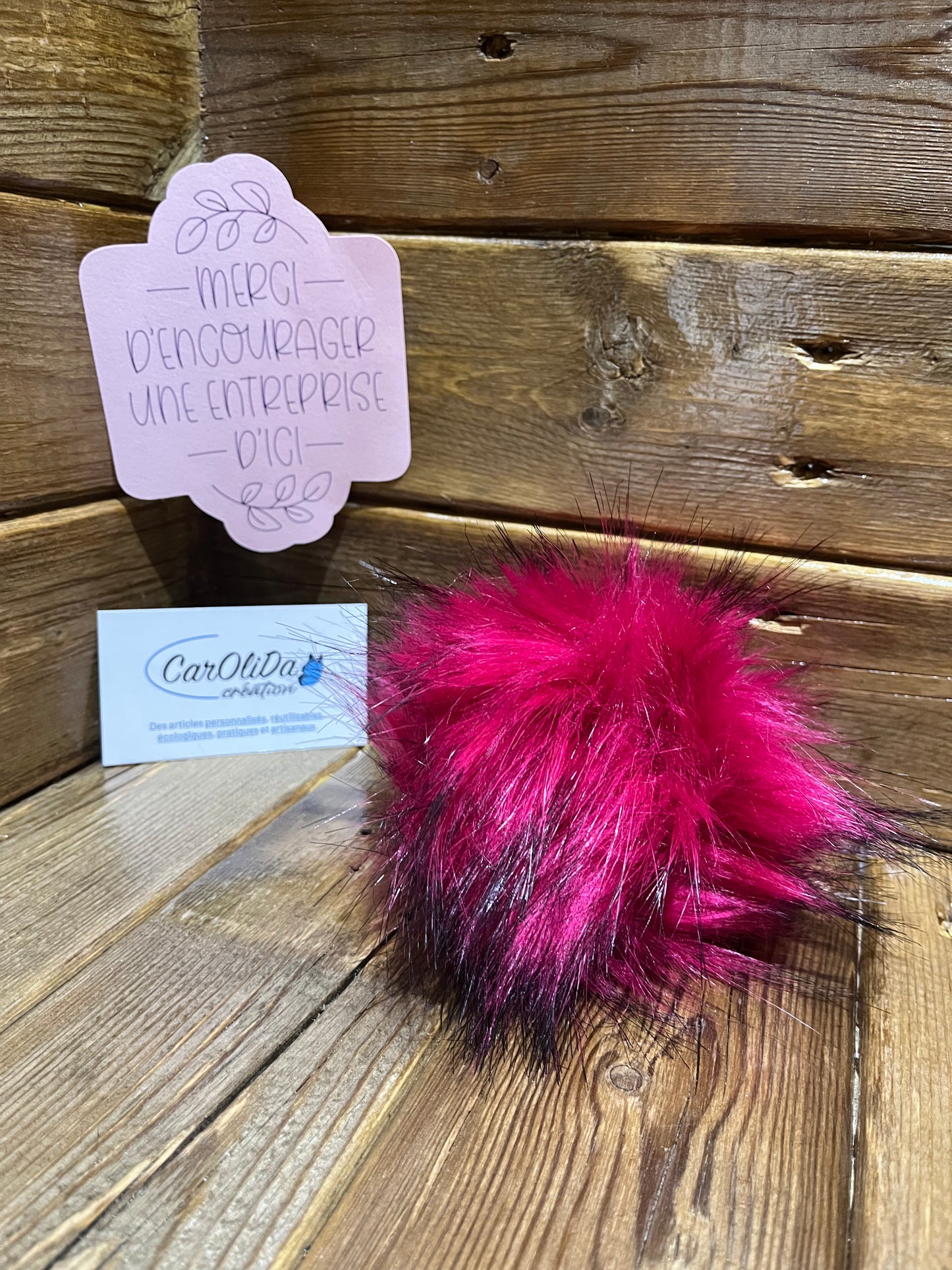 Raccoon faux fur pompom - Fushia with black tip